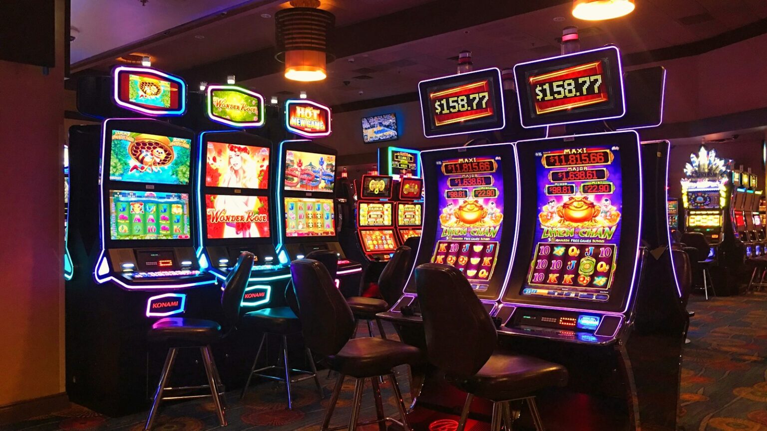 Hình ảnh minh họa giao diện giải trí trực tuyến và bàn chơi casino hiện đại (Photo by Christopher Ryan on Unsplash)